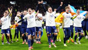 Andrew Robertson dari Skotlandia (kiri depan), dan Lawrence Shankland (kanan depan), beserta rekan satu timnya merayakan keberhasilan mereka mengalahkan Denmark dalam pertandingan Kualifikasi Piala Dunia 2026 zona Eropa di Glasgow, Skotlandia,&nbsp;Rabu (19-11-2025) dini hari WIB.&nbsp;(Jane Barlow/PA via AP)