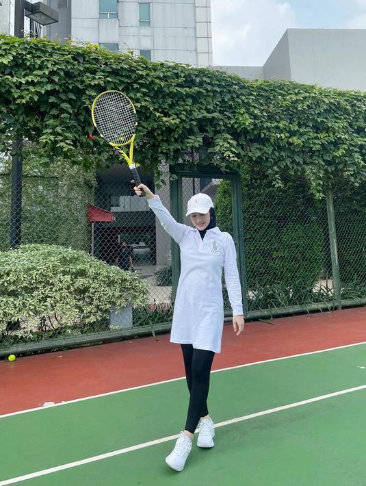 Mencoba serunya olahraga tennis lapangan yang cukup banyak digemari para selebriti. Melody bermain bersama sahabatnya dengan tampil berbusana sporty nan panjang. Terkadang ia tetap memakai hijab atau hoodie dan menutup bagian kepalanya. (Liputan6.com/IG/@melodylaksani92)