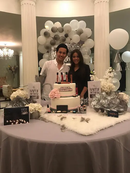 Rabbani Zaki tak bisa memberikan hadiah tepat ultah Aurel Hermansyah. Sebuah kejutan dibuat dikediaman Aurel meski telah lewat. "Thank you for the surprise honey🎈💕🌈#19thbirthday," tulis Aurel keterangan foto pada 12 Juli. (Instagram/aurelie.hermansyah)