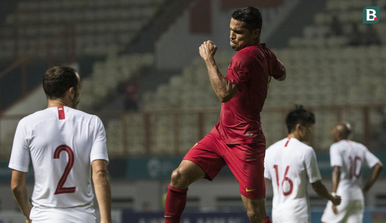 Striker Timnas Indonesia, Beto Goncalves, merayakan gol yang dicetaknya ke gawang Hongkong pada laga persahabatan di Stadion Wibawa Mukti, Jakarta, Selasa (16/10). Kedua negara bermain imbang 1-1. (Bola.com/Vitalis Yogi Trisna)