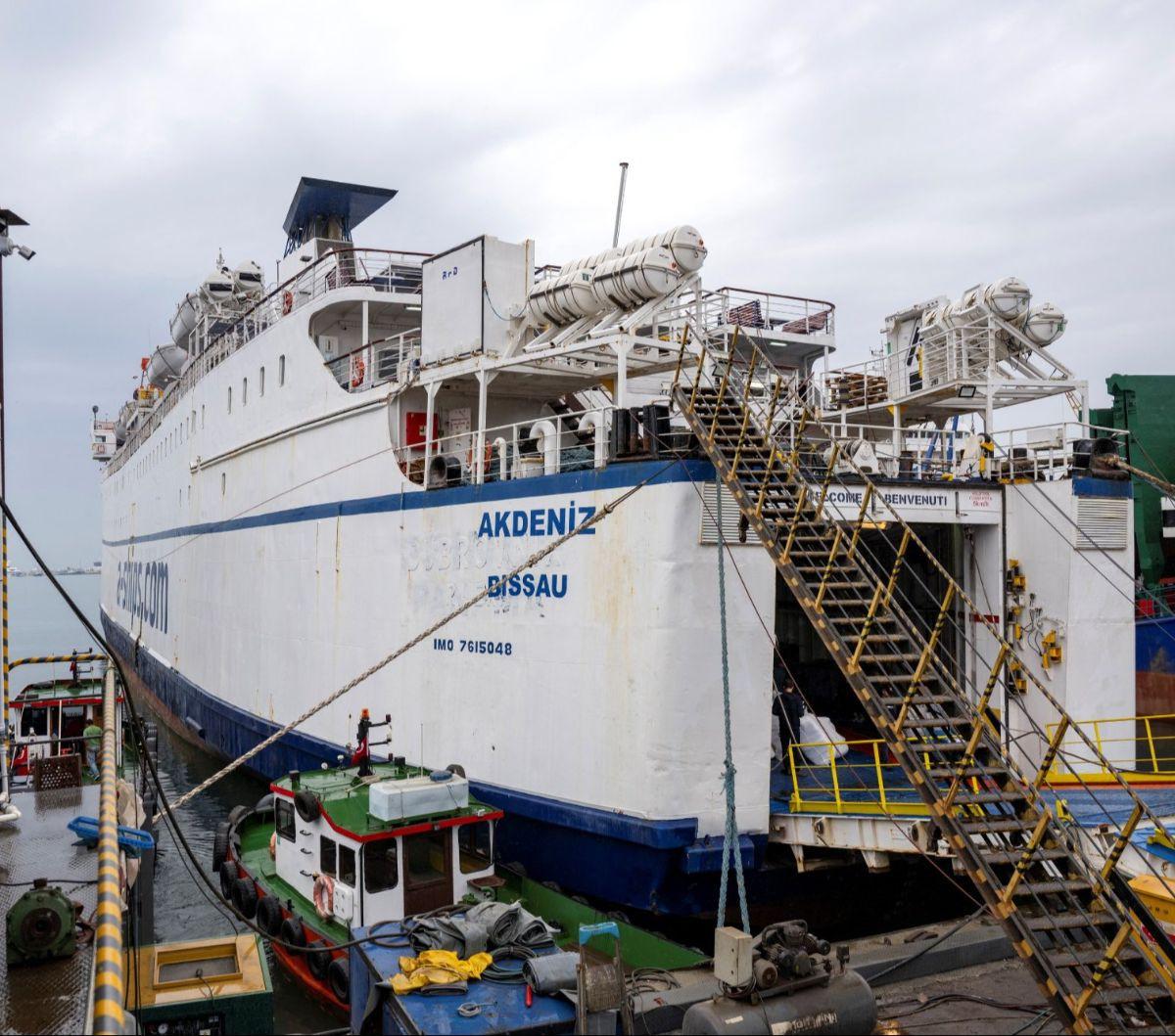 Kapal Akdeniz Roro, bagian dari Koalisi Freedom Flotilla, menunggu untuk berangkat dari Pelabuhan Tuzla, dekat Istanbul, Turki, pada 19 April 2024. Koalisi Freedom Frotilla siap untuk mengirimkan bantuan kemanusiaan ke Jalur Gaza melalui jalur laut yang b