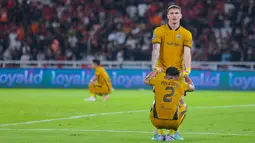 Pemain Bhayangkara FC, Slavko Damjanovic, berusaha membangkitkan I Putu Gede yang tampak lesu setelah ditaklukkan Persija Jakarta pada laga BRI Super League di Stadion Gelora Bung Karno, Jakarta, Senin (29/12/2025). (Bola.com/M Iqbal Ichsan)