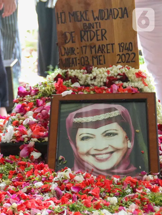 <p>Foto aktris senior Mieke Wijaya diletakkan di atas makamnya di TPU Tanah Kusir, Jakarta, Rabu (4/5/2022). Mieke Wijaya meninggal dunia pada Selasa, 3 Mei 2022 di Jakarta. Ia meninggal dunia pada usia 82 tahun. (Liputan6.com/Herman Zakharia)</p>