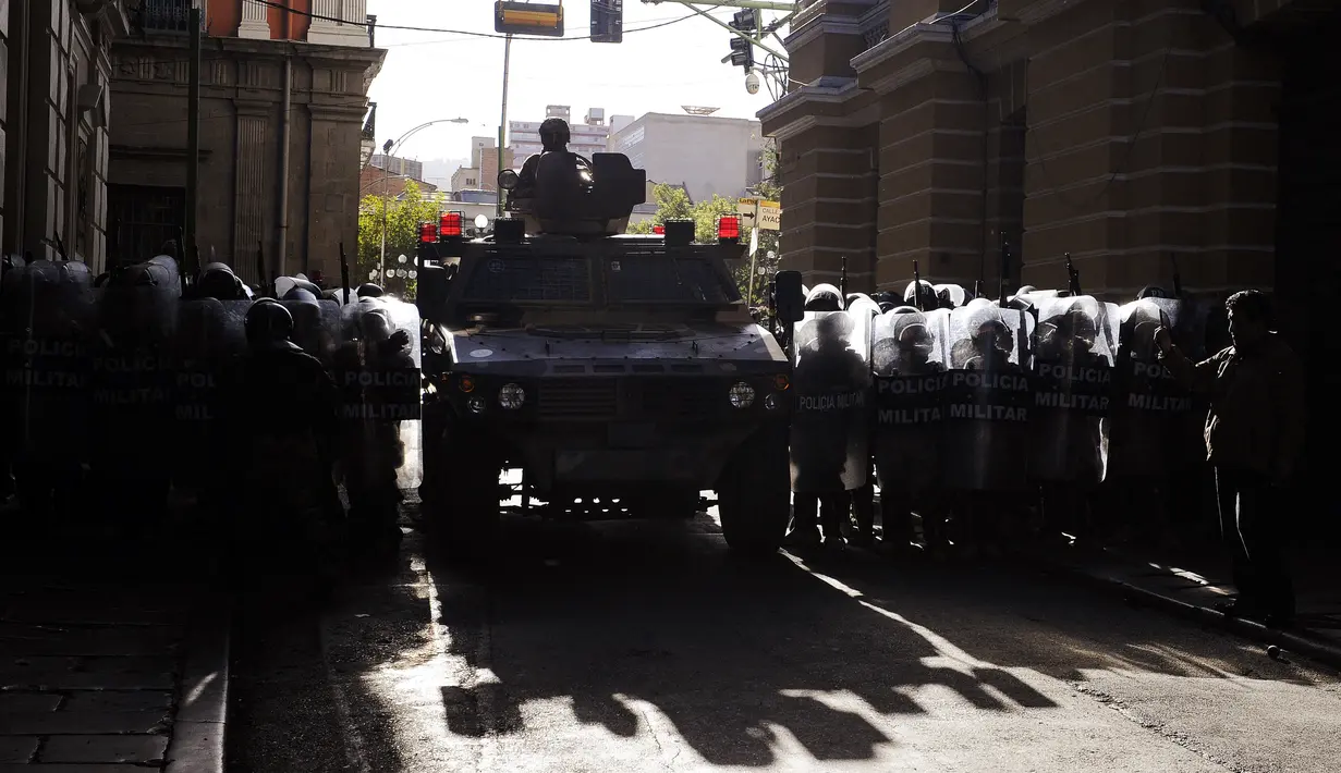 Tentara dan tank dikerahkan di luar gedung-gedung pemerintah dan mencoba merobohkan pintu istana presiden Bolivia. (JORGE BERNAL / AFP)