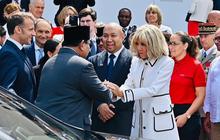 VIDEO: Momen Akrab Prabowo dengan Macron, Didit dan Brigitte Cipika Cipiki Usai Bastille Day