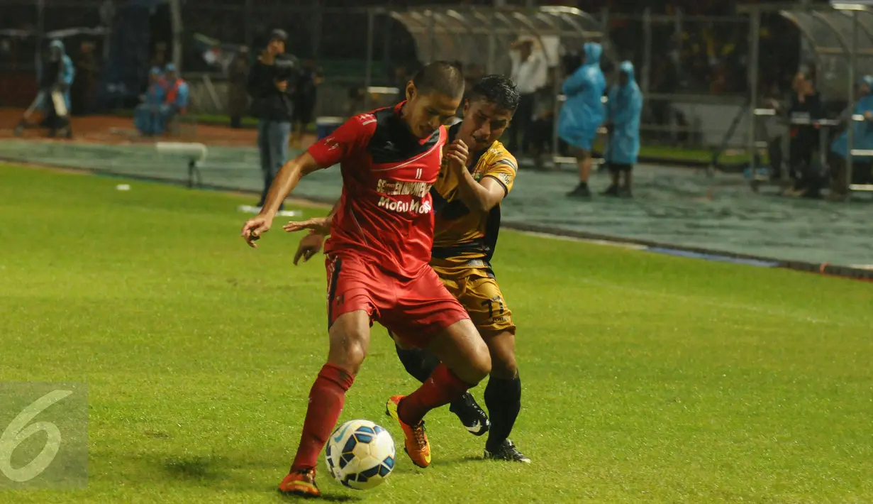 Bek Semen Padang, Hengki Ardiles (kiri) menahan pergerakan penyerang Mitra Kukar, Defri Riski pada laga final Piala Jenderal Sudirman di Stadion GBK Jakarta, Minggu (24/1/2016). Ini pertemuan ketiga bagi kedua tim. (Liputan6.com/Helmi Fithriansyah)