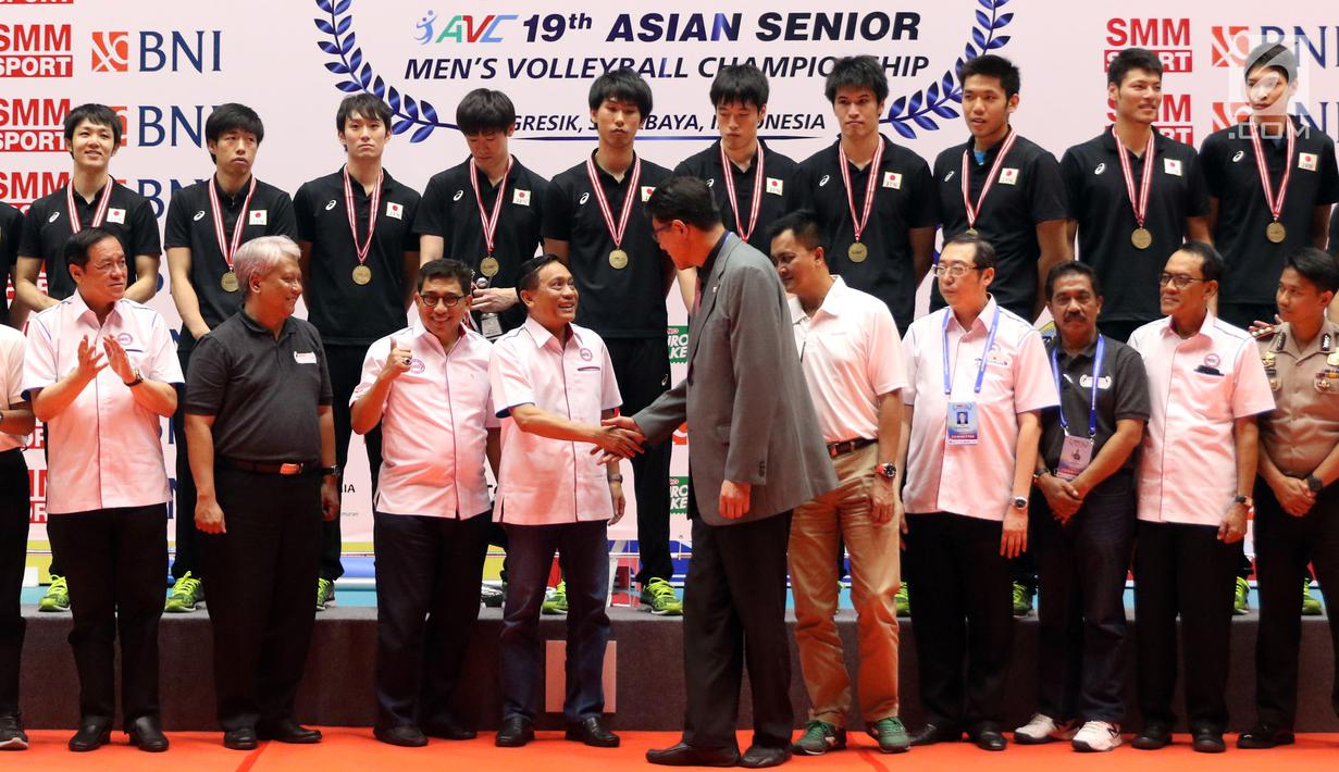 Ketua PBVSI, Imam Sudjarwo (keempat kiri) bersalaman usai gelaran Kejuaraan Voli Putra Asia 2017 di GOR Tri Dharma, Gresik, Selasa (1/8). Jepang menjadi kampiun usai menumbangkan Kazakhstan 3-1. (Liputan6.com/Helmi Fithriansyah)