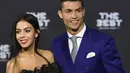 Ronaldo yang sangat tampan dengan setelan tuxedo berwarna birunya berlenggang di karpet hijau bersama anak dan wanita berambut panjang bernama Georgina Rodriguez. Model asal Spanyol itu ternyata kekasih baru Ronaldo. (AFP)