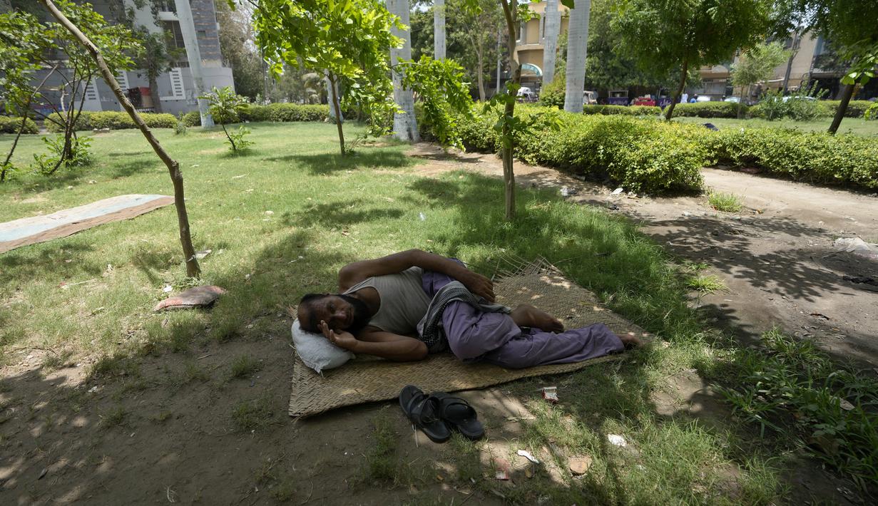 Minggu ini, suhu dapat naik di atas 40 derajat Celcius di banyak wilayah di negara ini, kata Babar. (AP Photo/Fareed Khan)
