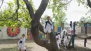 Siswa beristirahat di taman bermain selama hari pertama mereka kembali ke kelas tatap muka di tengah pandemi COVID-19 di sekolah umum di Montevideo, Uruguay (1/3/2021).  Uruguay mengembalikan sebagian besar siswanya ke kelas tatap muka setelah liburan musim panas. (AP Photo/Matilde Campodonico)