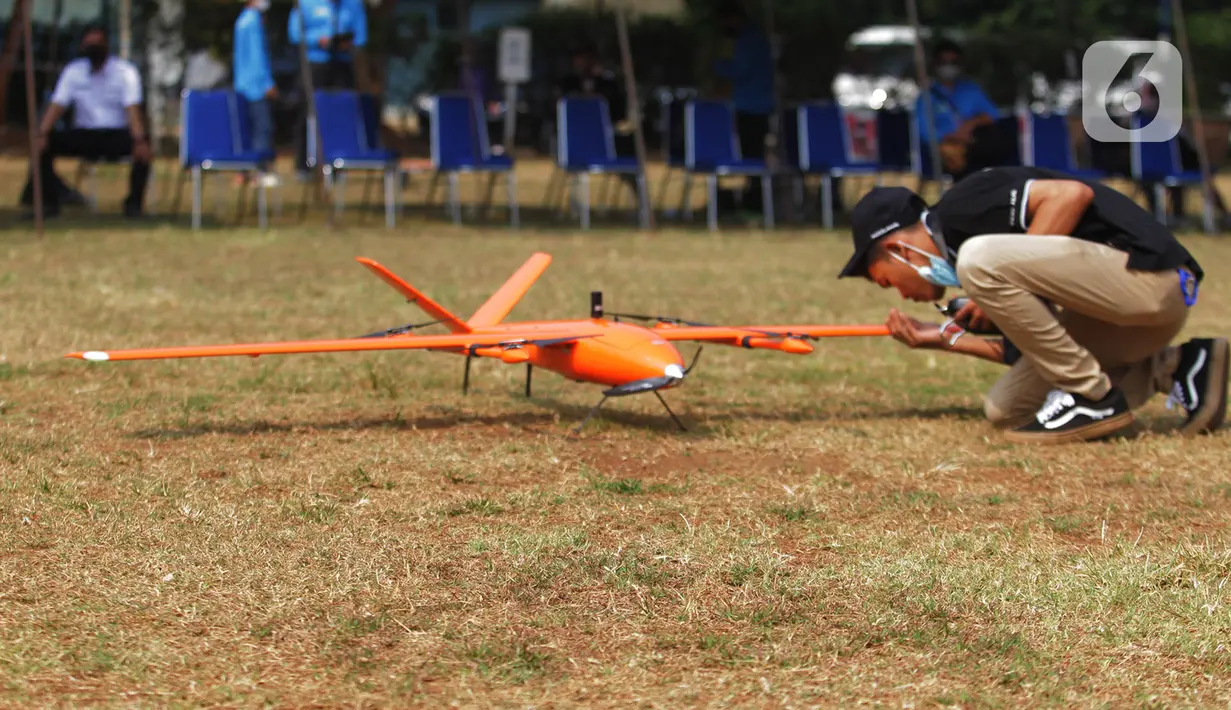 Peserta mengoperasikan dronenya saat lomba drone KASAU CUP KASAU CUP 2020 di Lapangan Wisma Aldiron, Jakarta, Sabtu (12/9/2020). Lomba yang diselengarakan TNI AU World Airsport Federation Federasi Aero Sport Indonesia memperebutkan piala Kasau Cup 2020 dengan lima kategori. (merdeka.com/Imam Buhori