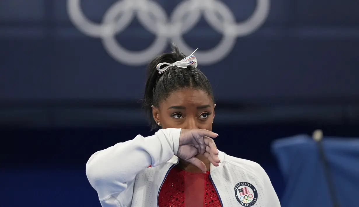 Simone Biles, dari Amerika Serikat, menyaksikan pesenam tampil selama Olimpiade Tokyo 2020 pada 27 Juli 2021, di Tokyo. Biles mengatakan dia tidak berada di 'headspace' yang tepat untuk bersaing dan mengundurkan diri dari final tim senam untuk melindungi dirinya sendiri. (AP Photo/Ashley Landis)