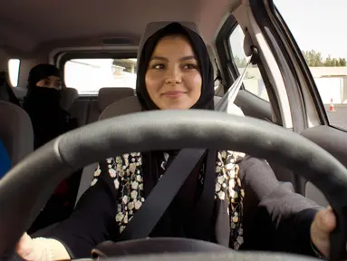Ekspresi seorang siswa saat mengikuti kursus mengemudi untuk pertama kali di kampus Effat University, di Jeddah, Arab Saudi, (6/3). Kursus mengemudi ini disponsori oleh Ford Motor. (AP Photo/Amr Nabil)