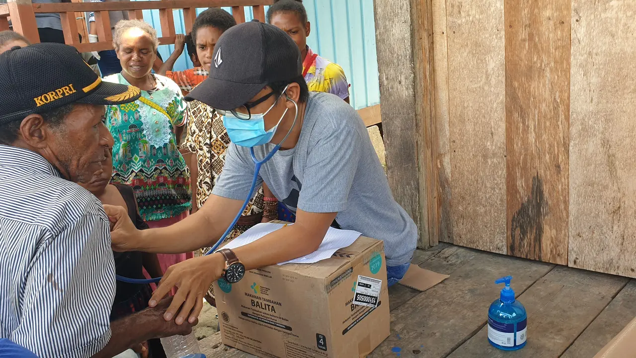 Yandry Pamangin, dokter muda yang bertugas di salah satu puskesmas di Kabupaten Yalimo, Papua.