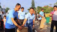Wali Kota Depok, Supian Suri mengikuti gerakan kampanye pengurangan sampah plastik dengan memunguti sampah di kawasan car free day (CFD) Jalan Raya Margonda, Depok, Jawa Barat, Minggu 15 Juni 2025. (Istimewa)