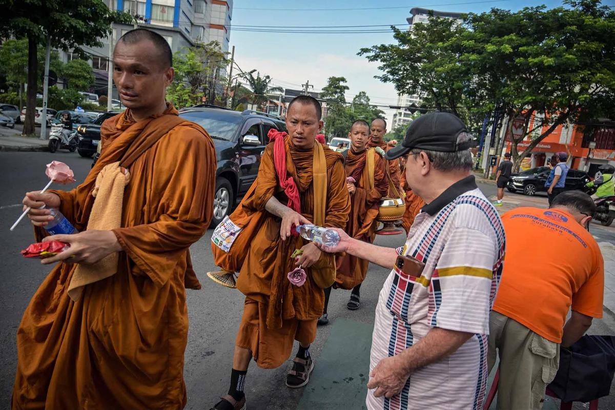FOTO: Biksu Empat Negara Jalan Kaki Menuju Borobudur Suarakan Perdamaian