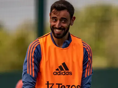 Manchester United akan mengawali laga perdana di liga Inggris 2022/2023 pada hari Minggu (7/8/2022) melawan Brighton. Bruno Fernandes pun terlihat bahagia saat melakukan sesi latihan bersama pemain lainnya. (Twitter/@ManUtd)