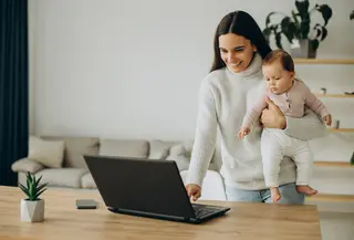 Yuk, simak panduan diet sehat untuk ibu bekerja agar tubuh tetap kuat menghadapi kesibukan tanpa harus menghabiskan banyak waktu. [Dok/freepik.com/senivpetro]