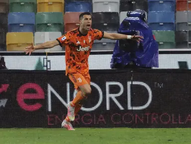 Penyerang Juventus, Cristiano Ronaldo berselebrasi usai mencetak ke gawang Udinese menit 89 pada pertandingan Liga Italia di di stadion Dacia Arena di Udine, Italia, Senin (3/5/2021). Ronaldo mencetak dua gol dan mengantar Juventus menang tipis atas Udinese 2-1. (Andrea Bressanutti/LaPresse via AP)