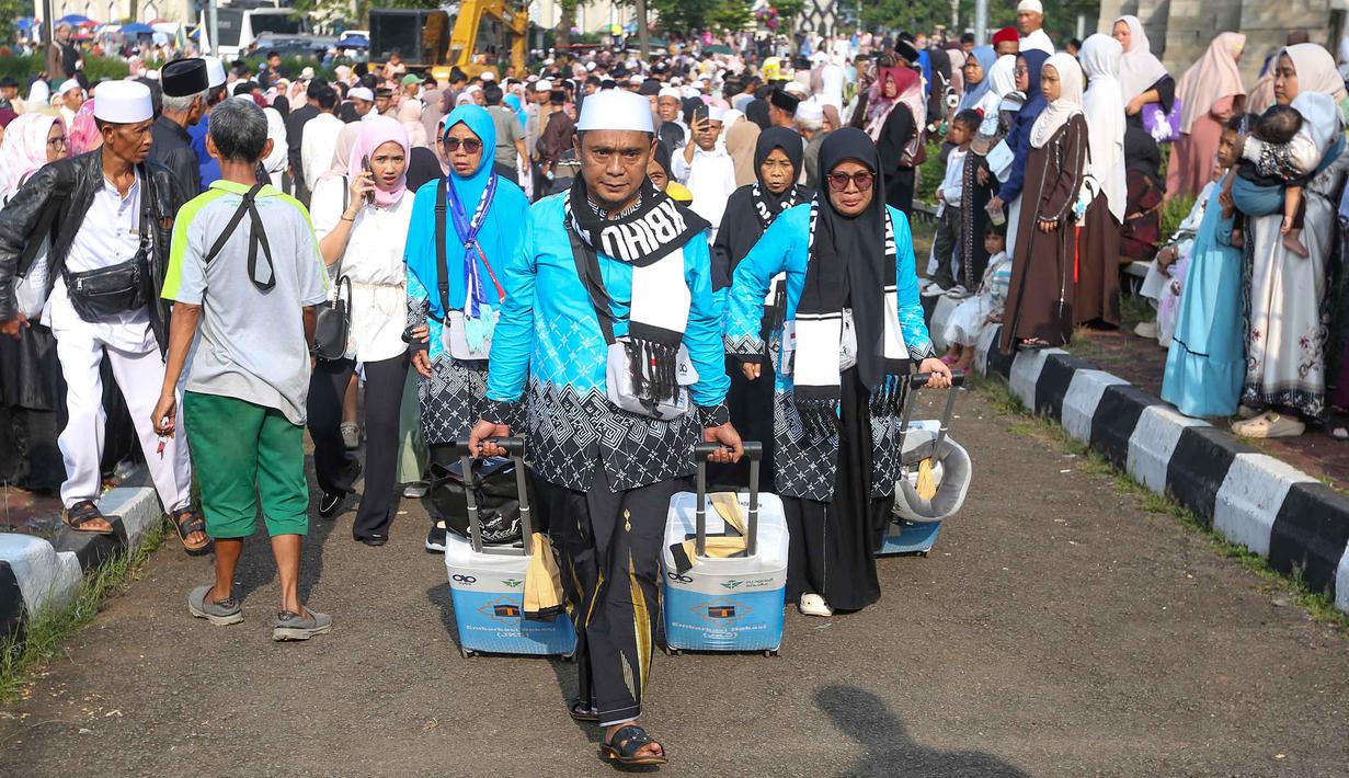 Sejumlah calon jemaah haji bersiap mengikuti acara pelepasan di Aula Kantor Bupati, Kabupaten Bogor, Jawa Barat, Jumat (8/5/2026). Kabupaten Bogor, Jawa Barat kembali menegaskan posisinya sebagai daerah dengan kuota haji terbesar di Indonesia. (merdeka.com/Arie Basuki)