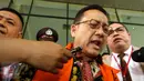 Mantan Ketua DPD, Irman Gusman menuju mobil tahanan usai menolak diperiksa penyidik KPK, Jakarta, Selasa (11/10). Irman menolak diperiksa karena sedang mengajukan praperadilan terhadap penetapan dirinya sebagai tersangka. (Liputan6.com/Helmi Afandi)