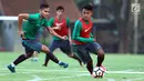 Pemain Timnas Indonesia U-22, Febri Hariyadi (kanan) berebut bola dengan M Rezaldi Hehanusa saat latihan di lapangan SPH Karawaci, Banten, Senin (7/8). Latihan ini persiapan laga di SEA Games 2017 Kuala Lumpur. (Liputan6.com/Helmi Fithriansyah)