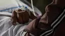 Seorang pasien yang terduga Covid-19 beristirahat di tempat parkir yang diubah menjadi bangsal di luar rumah sakit di kota Binan, provinsi Laguna, Manila, di tengah rekor infeksi yang dipicu oleh varian Delta yang sangat menular pada Senin (6/9/2021). (Photo by Maria Tan / AFP)