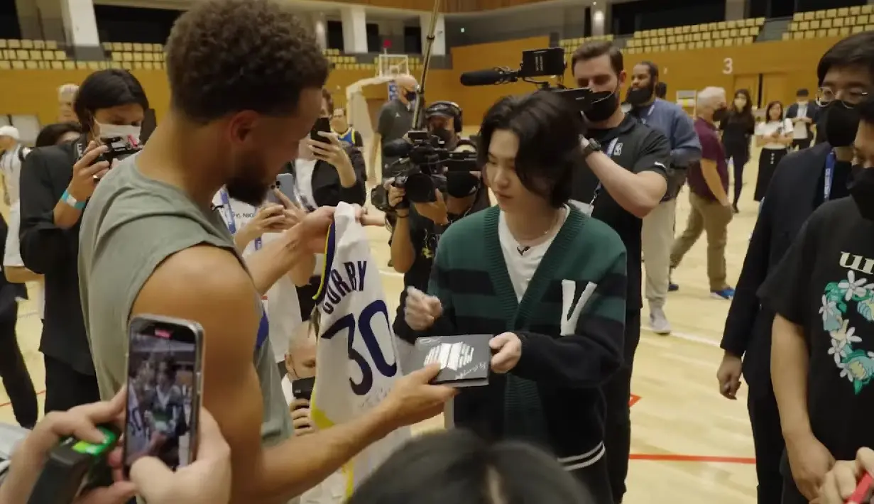 Stephen Curry dan Suga BTS. (Foto: Tangkapan Layar YouTube/ Golden State Warriors)