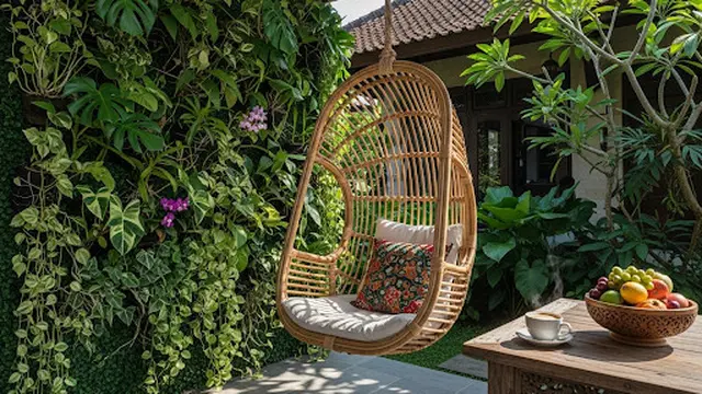 Teras Minimalis dengan Kursi Gantung dan Green Wall