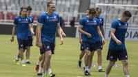 Para pemain Islandia tampak lelah saat latihan di SUGBK, Jakarta, Sabtu (13/1/2018). Islandia menggelar latihan resmi jelang laga persahabatan melawan Indonesia. (Bola.com/Vitalis Yogi Trisna)