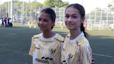 Pemain keturunan, Noa Leatomu (kanan) dan Estella Loupatty berfoto bersama setelah ikut berlatih di Lapangan ABC, Senayan, Jakarta, Rabu (26/06/2024). (Bola.com/M Iqbal Ichsan)