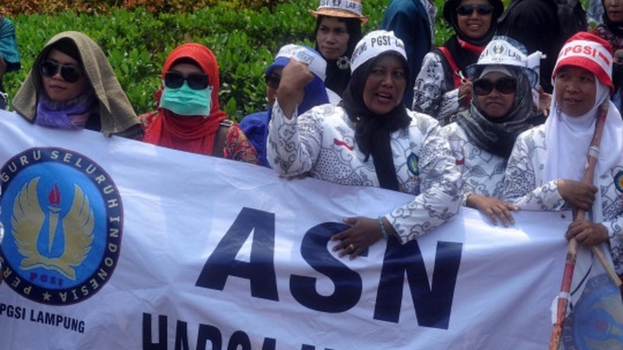 Tuntut jadi PNS, ratusan guru demo di depan Istana Negara