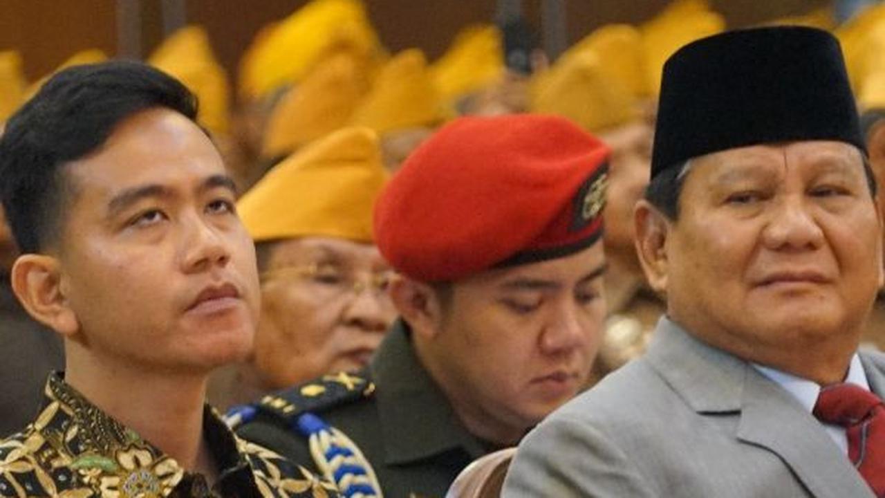 Pada kesempatan tersebut Gibran Rakabuming terlihat cukup dekat dengan Prabowo Subianto.&nbsp;<span style="background-color: var(--colorset); color: rgba(255,255,255,var(--tw-text-opacity)); font-family: var(--font-primary1);">Keduanya tampak duduk berdam