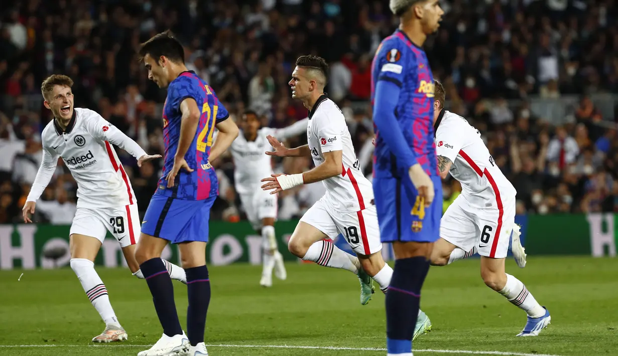Alih-alih menyamakan kedudukan, Barcelona justru semakin tertinggal ketika Borre mencetak gol indah pada menit ke-36 sekaligus menutup babak pertama dengan skor 0-2. (AP/Joan Monfort)
