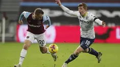 Penyerang West Ham, Jarrod Bowen berebut bola dengan bek Aston Villa, Matt Targett pada pekan 10 Liga Inggris 2020-2021 di Stadium of London, Selasa (1/12/2020) dini hari WIB. West Ham secara dramatis berhasil mengalahkan Aston Villa dengan skor akhir 2-1. (AP Photo/Frank Augstein, Pool)