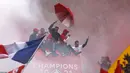 Para pemain Lille melambai kepada para penggemar dari atas bus atap terbuka saat merayakan juara Juara Ligue 1 Prancis di Lille, Prancis utara (24/5/2021). Ini merupakan gelar Ligue 1 keempat sepanjang sejarah Lille. (AP Photo/Michel Spingler)