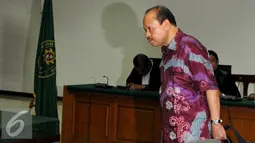 Mantan Ketua Komisi VII DPR RI Sutan Bhatoegana saat tiba di Pengadilan Tipikor, Jakarta, Senin (27/7/2015). Sutan akan menjalani sidang lanjutan dengan agenda pembacaan tuntutan Jaksa KPK. (Liputan6.com/Yoppy Renato)