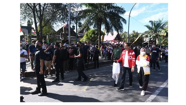 6 Momen Presiden Jokowi dan Jan Ethes Jalan Santai di CFD Solo, Sapa Masyarakat