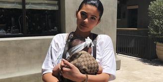 Kylie Jenner dan Stormi memang ibu dan anak yang menggemaskan. Hal itu mereka buktikan lewat unggahan di Instagram. (instagram/kyliejenner)