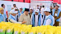 Presiden Prabowo Subianto meninjau beras Bulog yang disitribusikan oleh Koperasi Desa/Kelurahan Merah Putih (KDMP/Kopdes Merah Putih). (Dok Bulog)