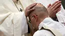 Paus Francis menahbiskan seorang imam baru di Basilika Santo Petrus, Vatikan, 17 April, 2016. Prosesi tersebut berjalan sakral dan khidmat.  (REUTERS / Alessandro Bianchi)