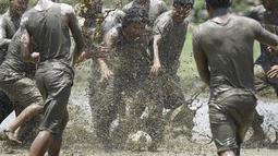 Beberapa orang berpartisipasi dalam sepakbola lumpur di Festival Asar Pandhra di Pokhara, Nepal. (30/6/2015). (REUTERS/Navesh Chitrakar)