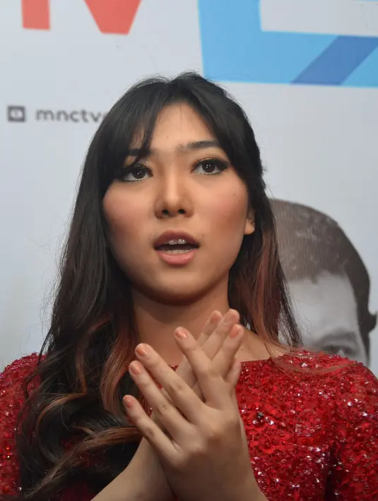 Isyana sendiri mengaku sangat mengagumi Iwan Fals. Sejak kecil dirinya sudah hafal beberapa lagu dari pelantun lagu Bongkar tersebut. (Deki Prayoga/Bintang.com)