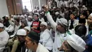 Massa FPI memadati ruang sidang PN Jakarta Pusat saat akan menggelar sidang vonis terhadap  terdakwa Habib Novel Bamukmin dan  Habib Shahabuddin Anggawi, Jakarta, Senin (6/4/2015). (Liputan6.com/Johan Tallo)