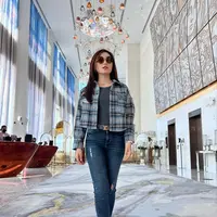 Memakai sepatu yang tepat bikin kegiatan kuliah semakin semangat. Berikut rekomendasi sepatu perempuan yang bisa disesuaikan dengan gaya personal dan kepribadian. Jika menyukai tampil kasual dengan celana jeans, sneakers colorful bisa jadi opsi tepat seperti tampilan Natasha Wilona (Foto: Instagram @natashawilona12)