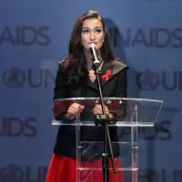 Atiqah Hasiholan jumpa pers debutnya sebagai sutradara film pendek berjudul POSI(+)IF di Teater Salihara, Jakarta Selatan, Senin (9/12/2019) . (Foto: Adrian Putra/Fimela.com)