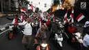 Sejumlah pendukung capres-cawapres 01 Jokowi-Ma'ruf Amin saat arak-arakan di kawasan bunderan HI, Jakarta, Rabu (17/4). Pendukung capres-cawapres 01 arak-arakan merayakan unggul dalam versi hitungan cepat. (Liputan6.com/Herman Zakharia)
