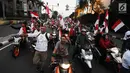 Sejumlah pendukung capres-cawapres 01 Jokowi-Ma'ruf Amin saat arak-arakan di kawasan bunderan HI, Jakarta, Rabu (17/4). Pendukung capres-cawapres 01 arak-arakan merayakan unggul dalam versi hitungan cepat. (Liputan6.com/Herman Zakharia)