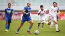 <p>Pemain Persib Bandung, Ciro Alves menggiring bola saat laga lanjutan BRI Liga 1 2022/2023 antara Persib Bandung melawan PSM Makassar di Stadion Pakansari, Bogor, Selasa (14/02/2023). (Bola.com/Bagaskara Lazuardi)</p>
