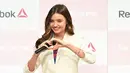 Miranda Kerr membuat bentuk hati dengan tanganya saat acara promosi Reebok Skyscape. (via dailymail.co.uk)